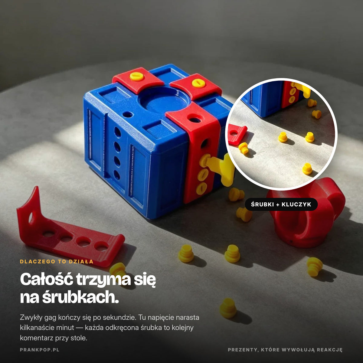 Śrubki i plastikowy kluczyk, na których trzyma się pudełko Nerwobox